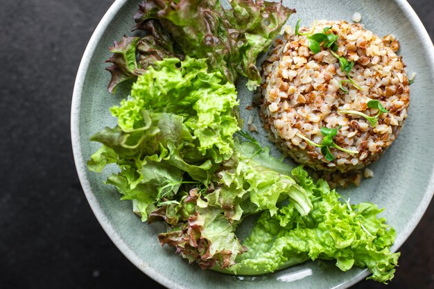 Salada fresca de trigo sarraceno mistura verde salada de alface dieta vegana ou vegetariana keto ou dieta paleo