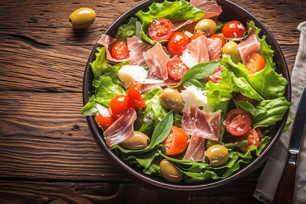 Salada fresca de verão salada de azeitonas tomates parmesão e salada de prosciutto