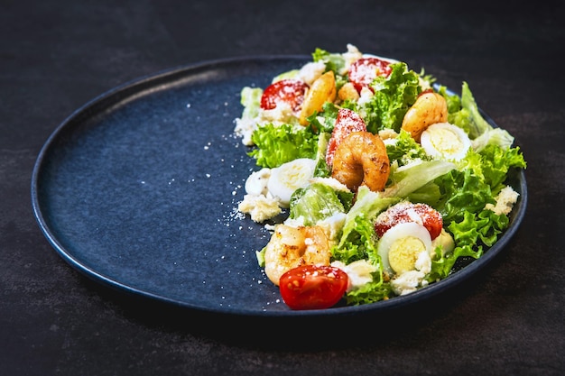Salada fresca e saborosa com camarões grelhados e legumes frescos