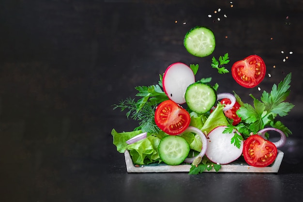 Salada fresca e saudável de tomate, pepino, mistura de rabanete e vegetais de alface