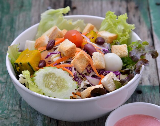 Foto salada fresca em madeira