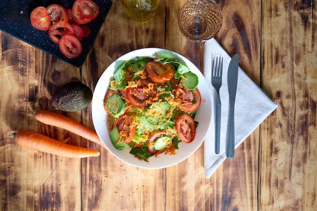 Salada fresca em uma tigela branca comida saudável