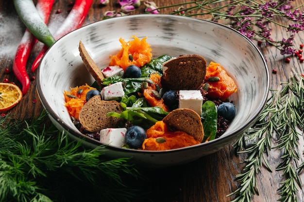 Salada fresca saudável com abóbora e queijo feta