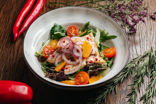 Salada fresca saudável com frango grelhado, laranja e rúcula