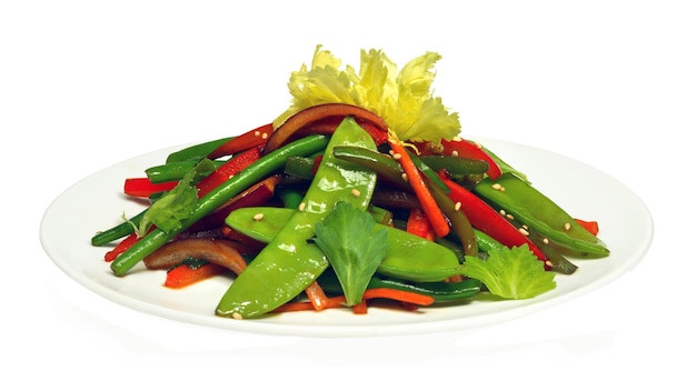 Salada fresca saudável com pimentão de feijão verde e salsa na placa redonda branca isolada