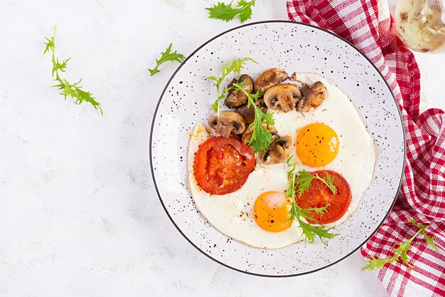 Salada fresca. Tigela de café da manhã com aveia, tomate, alface, microgreens e ovo cozido.