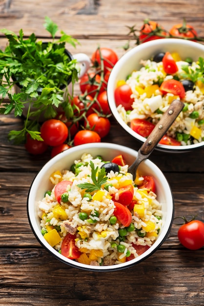 Salada fria de verão com arroz