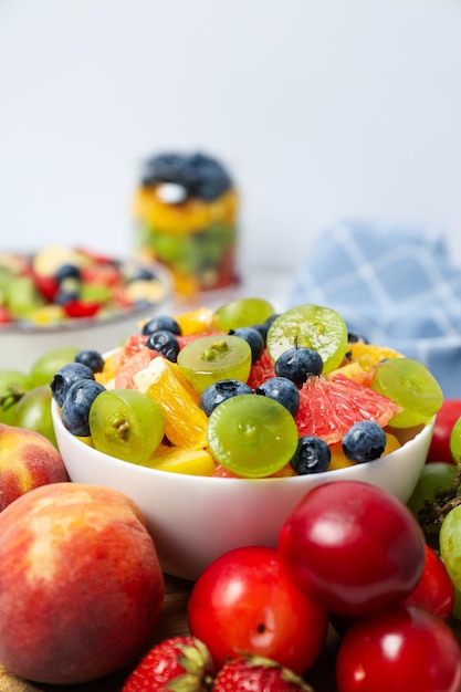 Salada de frutas con un concepto de nutrición sabrosa y saludable