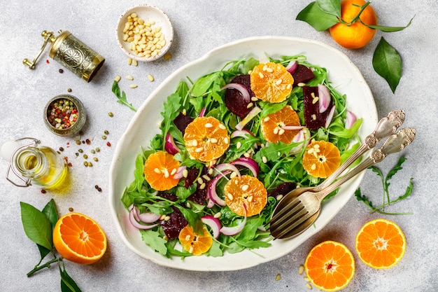 Salada gourmet de rúcula, beterraba assada, tangerina e cebola roxa