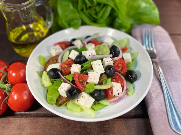 Salada grega com closeup de legumes frescos