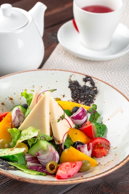 Salada grega com legumes frescos e queijo feta