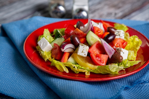 Salada grega com legumes frescos em um prato