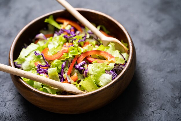 Salada grega com legumes frescos, queijo feta e azeitonas pretas