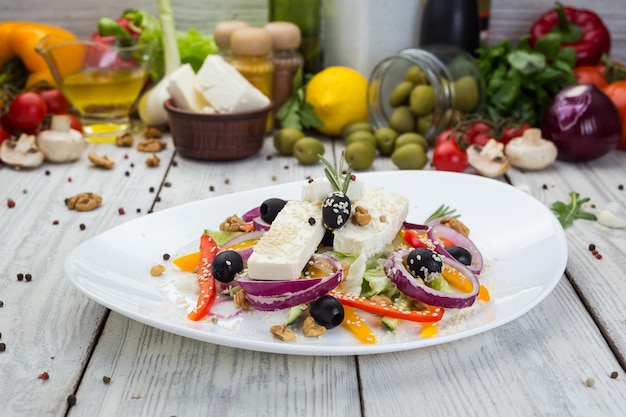 Salada grega com legumes frescos, queijo feta e azeitonas pretas