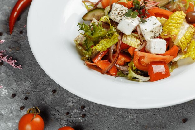 Salada grega com legumes frescos, queijo feta e azeitonas pretas