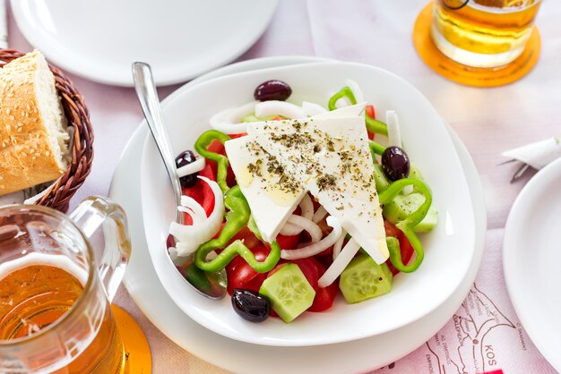 Salada grega com legumes frescos, queijo feta e azeitonas pretas