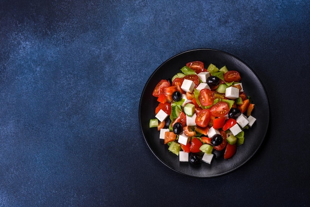 Salada grega com legumes frescos, queijo feta e azeitonas pretas