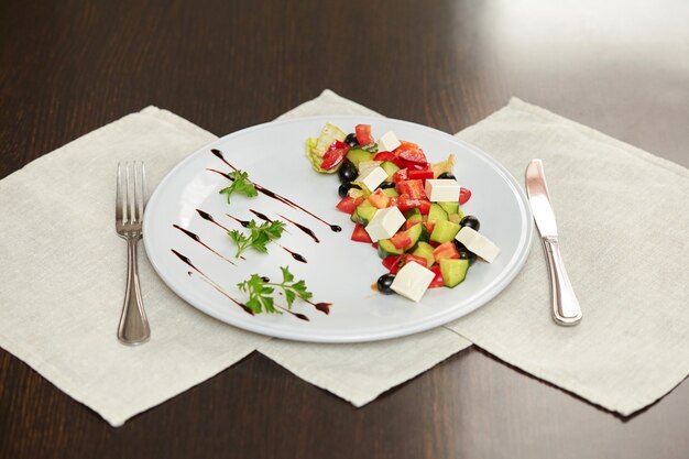 Salada grega com legumes, queijo feta e azeitonas pretas