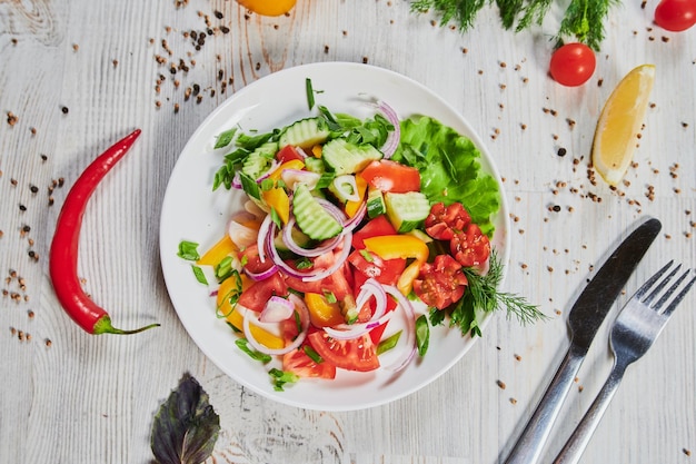 Salada grega com queijo feta de legumes frescos e azeitonas pretas Vista superior