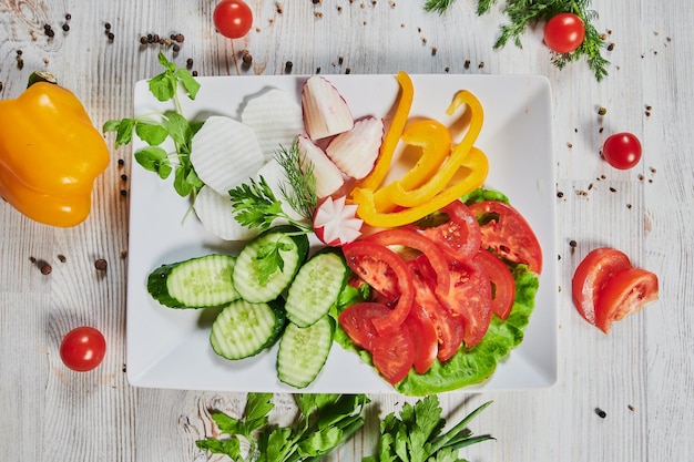 Salada grega com queijo feta de legumes frescos e azeitonas pretas Vista superior