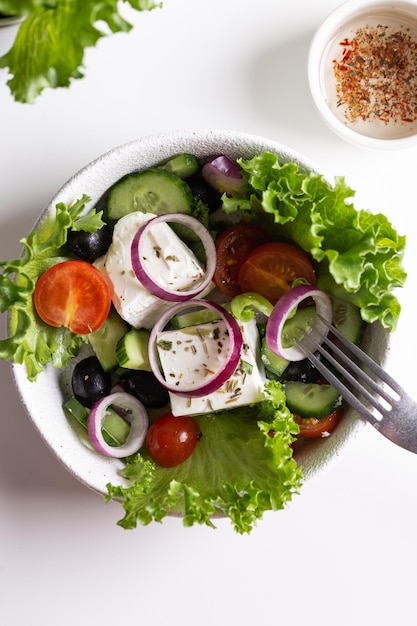 Salada grega com queijo feta e cebola roxa