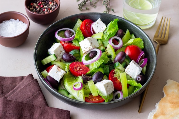 Salada grega com queijo feta tomates pepinos pimentos e azeitonas Kalamata Alimentação saudável Comida vegetariana