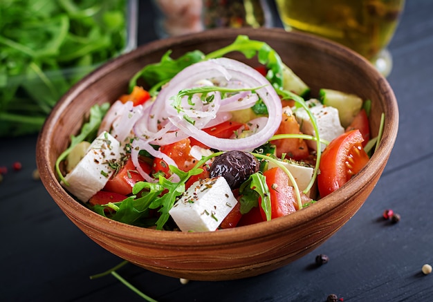 Salada grega com tomate fresco, pepino, cebola roxa, manjericão, queijo feta, azeitonas pretas e ervas italianas