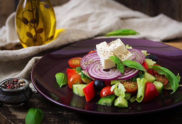 Salada grega com tomate fresco, pepino, cebola vermelha, manjericão, alface, queijo feta, oli preto