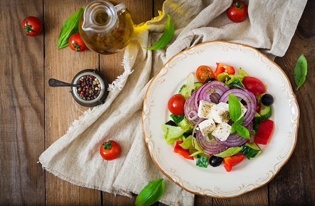 Salada grega com tomate fresco, pepino, cebola vermelha, manjericão, alface, queijo feta, oli preto