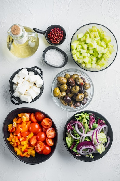 Salada grega com tomate, pimenta, azeitonas e queijo feta