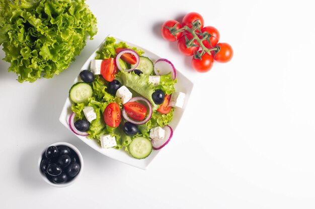 Salada grega com tomates frescos pepino azeitonas queijo feta e cebola roxa Conceito de comida saudável e dietética