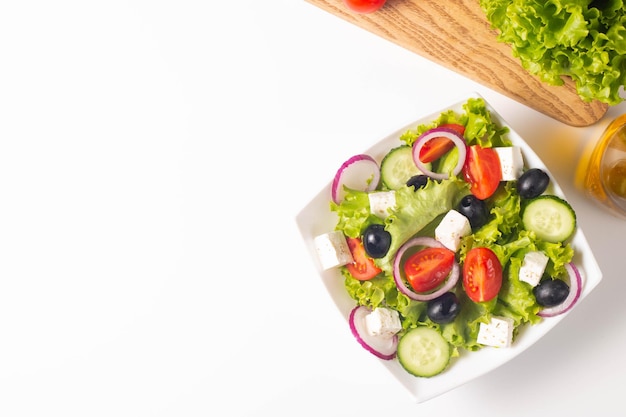 Salada grega com tomates frescos pepino azeitonas queijo feta e cebola roxa