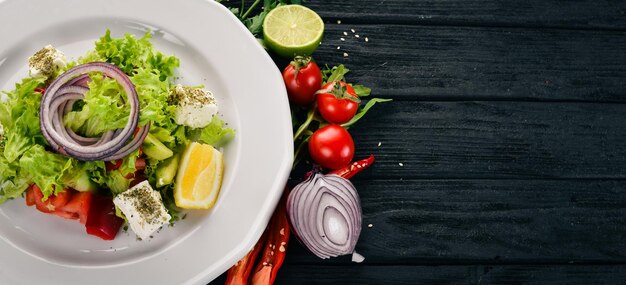 Salada grega de legumes frescos em um fundo de madeira vista superior Copie o espaço