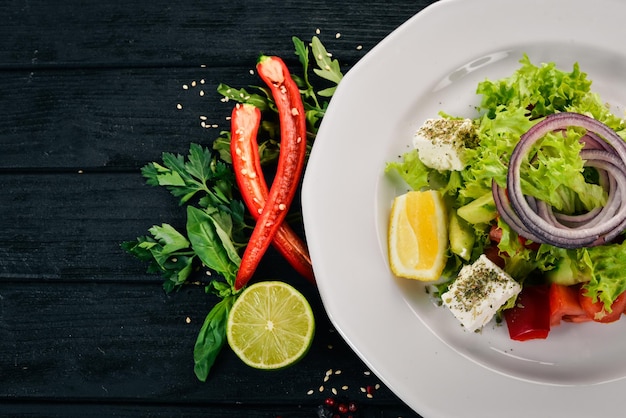 Salada grega de legumes frescos em um fundo de madeira vista superior Copie o espaço