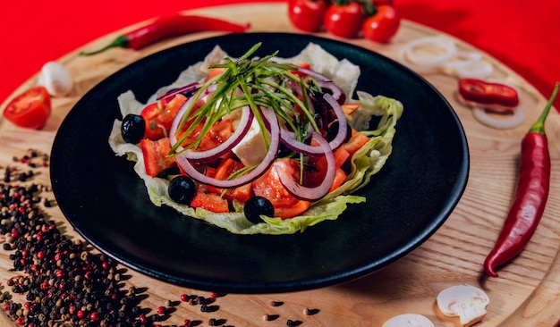 Salada grega de repolho, azeitonas e mussarela