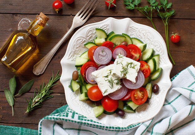 Salada grega e ingredientes vista superior em madeira