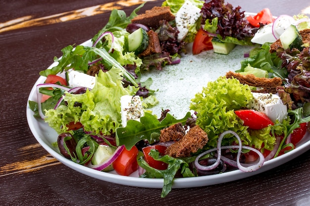 Salada grega em fundo escuro