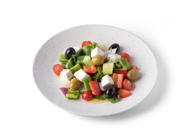 Salada grega em prato branco para delivery, comida vegana