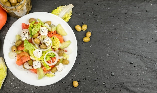 Salada grega em prato branco