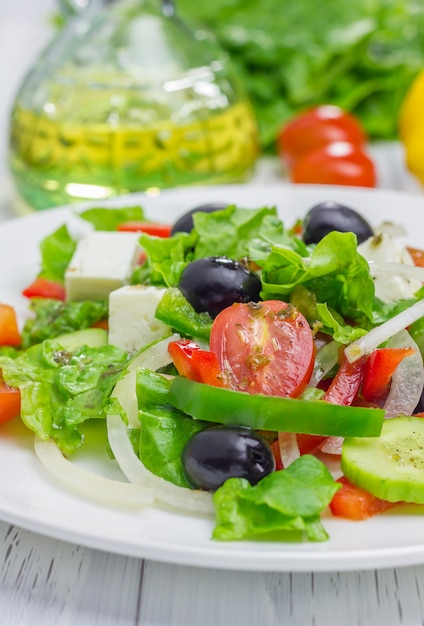 Salada grega em prato branco