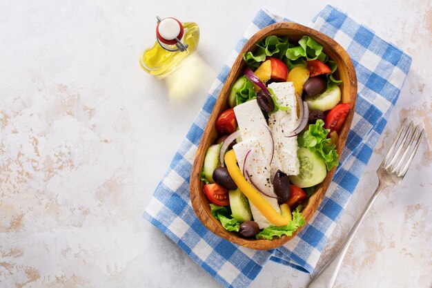 Salada grega em prato de madeira