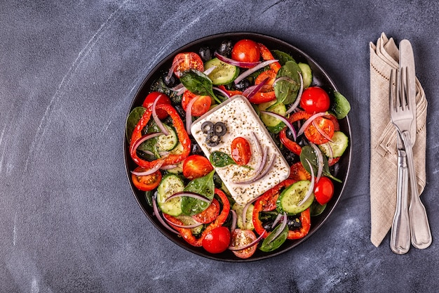 Salada grega em prato preto