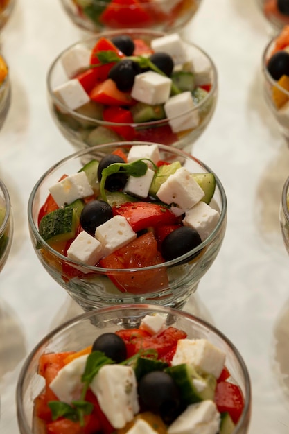 Salada grega em tigelas Buffet de reuniões de negócios em hotéis e restaurantes Closeup Vertical