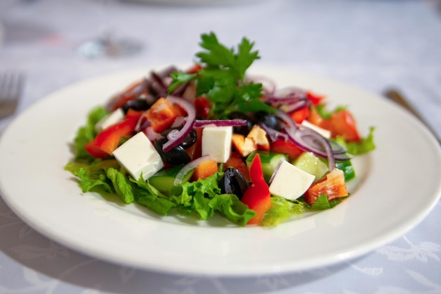 Salada grega em um prato branco comida saudável cozinha mediterrânea