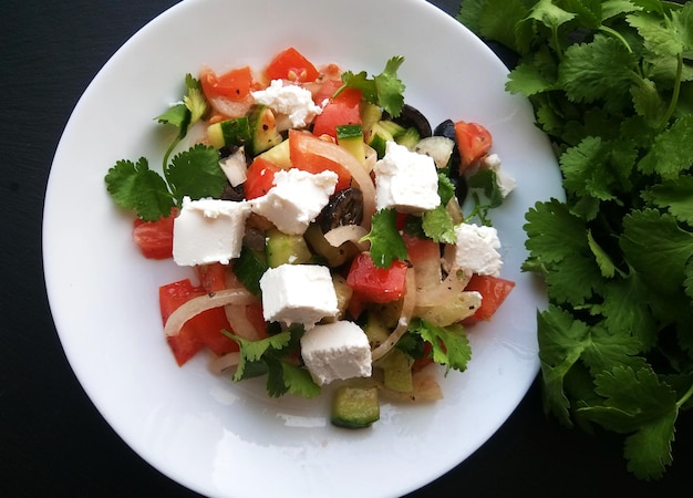 Foto salada grega em um prato, flatley