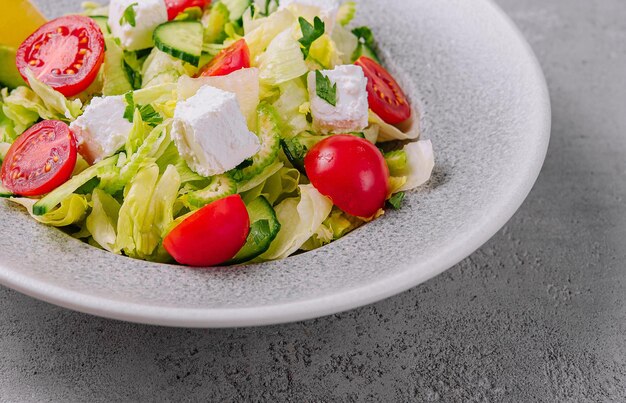 Foto salada grega fresca com queijo feta e legumes