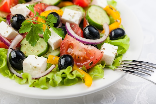 Salada grega no prato branco