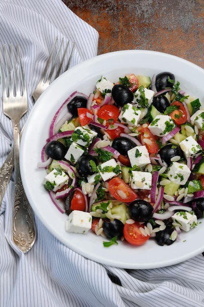 Salada grega orzo pasta com azeitona preta cebola vermelha e pepino cereja tomates feta e ervas