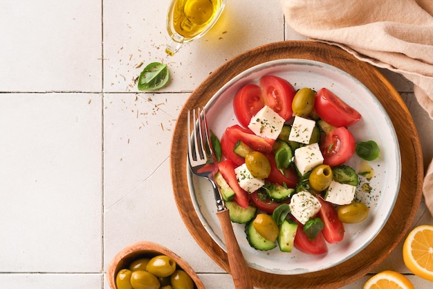 Salada grega Salada grega fresca com legumes frescos tomate pepino azeitonas verdes e queijo feta no fundo da velha mesa de concreto cinza Vista superior