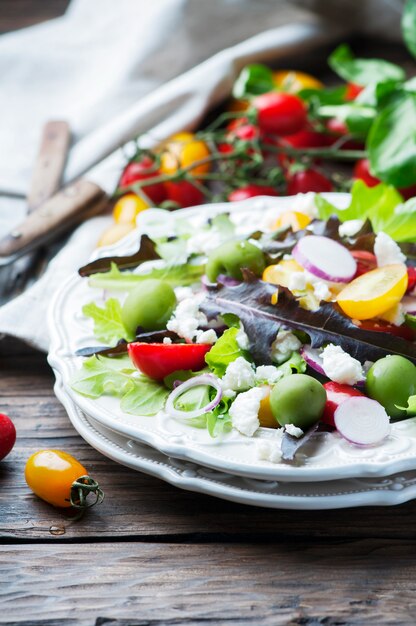 Salada grega saudável com queijo feta e azeitona